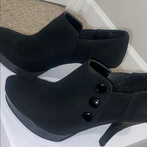Black low heel shoes